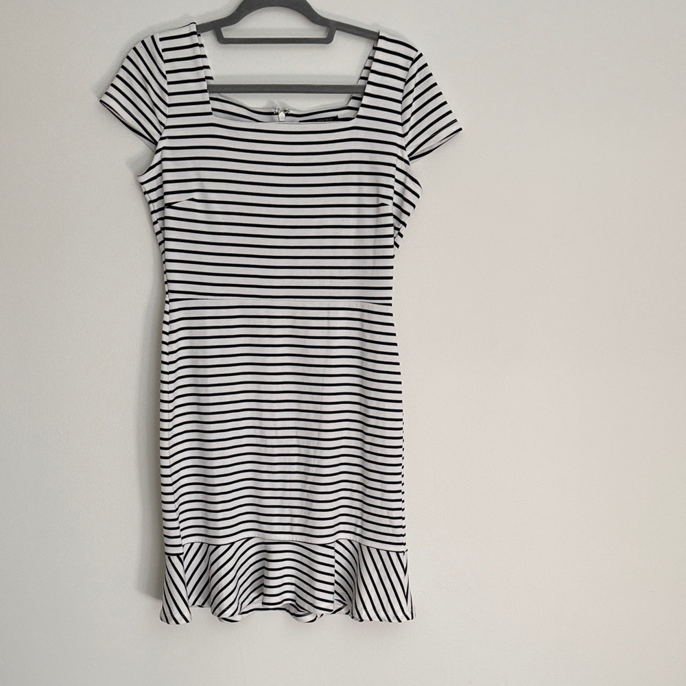 Women's Black and White Striped Short Sleeve Dress-Banana Republic